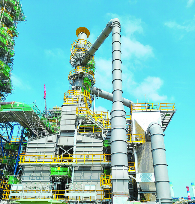 원료 가열기(Vaccum Column Feed  Heater)는 원료를 진공 증류탑에서 석유화학 제품으로 분리하는 데 필요한 온 도인 385℃까지 승온시키는 역할을 한다. 